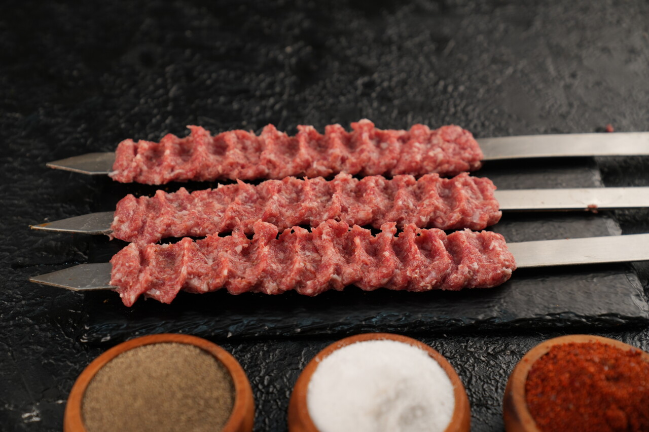 كباب لحم ني للشوي